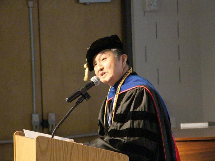 Jungwoo Ryoo, 校长兼首席学术官, 在<a href='http://4689.daves-studio.com'>365英国上市</a>杜波依斯分校的毕业典礼上致开幕词.