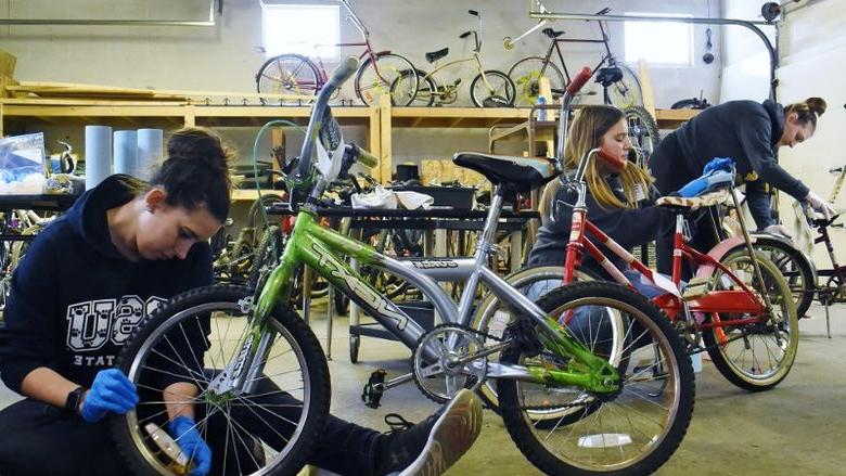在马丁·路德·金纪念活动期间，365英国上市的学生们正在修理自行车. 日间服务项目.